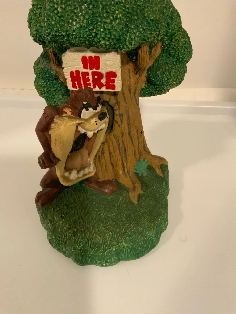 Warner Bros. Taz Tree Figurine – Green, Brown, Red